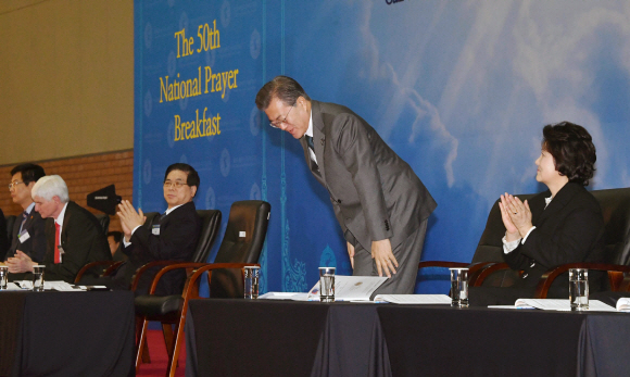 문재인 대통령이 부인 김정숙 여사와 8일 오전 제50주년 국가조찬기도회가 열린 경기도 고양시 킨텍스에서  인사를 하고  있다. 2018.03.08. 청와대사진기자단