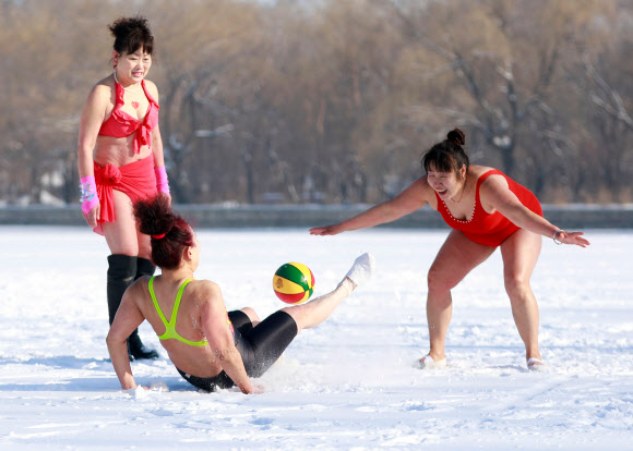 중국 여성들이 세계 여성의 날인 8일(현지시간) 중국 랴오닝성 선양에서 눈밭 위에서 공놀이를 하며 즐거운 시간을 보내고 있다. AFP  연합뉴스