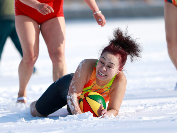 중국 여성들이 세계 여성의 날인 8일(현지시간) 중국 랴오닝성 선양에서 눈밭 위에서 공놀이를 하며 즐거운 시간을 보내고 있다. AFP  연합뉴스