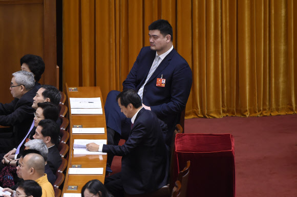 전 NBA 농구 스타였던 야오밍(姚明)이 8일 중국인민정치협상회의에 참석하고 있다. 연합뉴스
