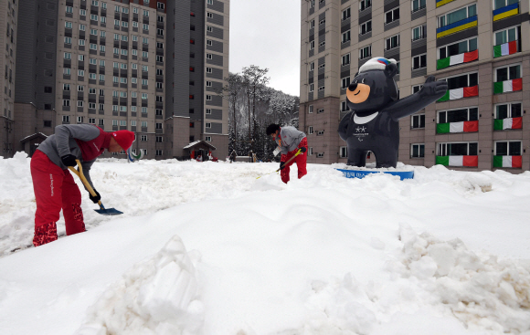 2018 평창동계패럴림픽 선수촌 미디어 공개행사가 열린 8일 오후 선수촌 내에 눈이 많이 쌓여있다. 2018. 3. 8. 박윤슬 기자 seul@seoul.co.kr