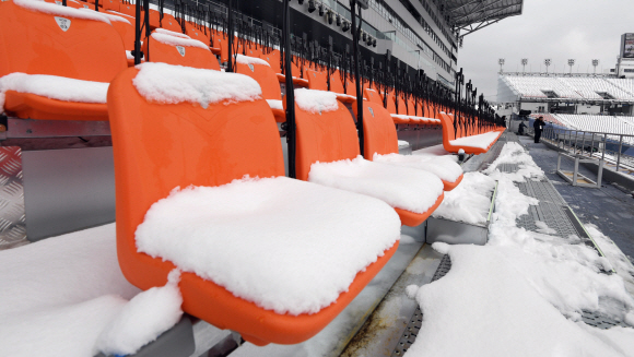 평창 일대에 대설주의보가 내려진 8일 오후 2018평창동계패럴림픽 개막식이 열리는 강원도 평창올림픽스타디움에 눈이 쌓여 있다. 2018. 3. 8. 박윤슬 기자 seul@seoul.co.kr