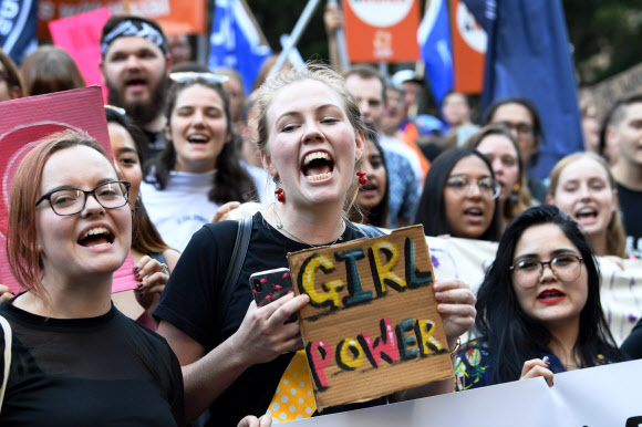 8일(현지시간) 호주 멜버른에서 시민들이 세계 여성의 날 기념 행사에 참여하고 있다.  AP 연합뉴스