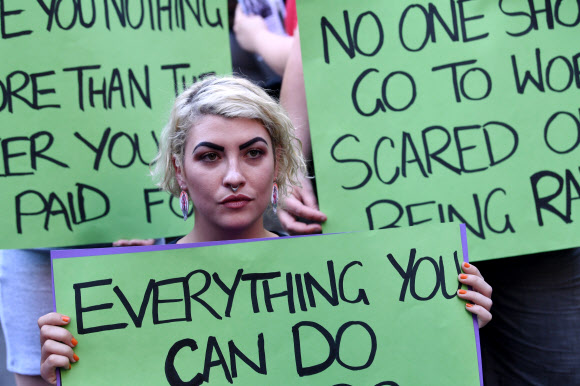 8일(현지시간) 호주 멜버른에서 시민들이 세계 여성의 날 기념 행사에 참여하고 있다.  AP 연합뉴스