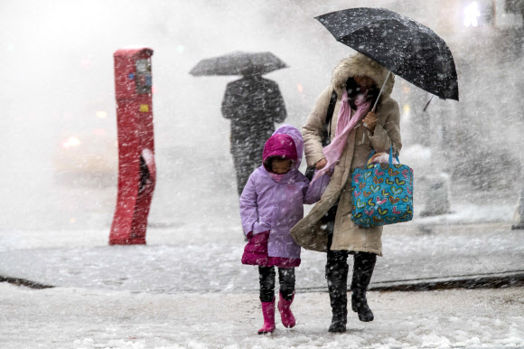 미국 뉴욕에서 겨울 폭풍 ‘노리스터’ 속을 걷는 사람들. 2018-03-07  AP=연합