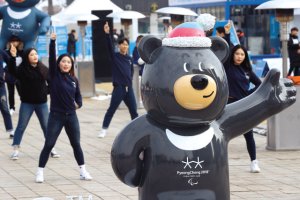 패럴림픽 마스코트 반다비가 이끄는 거리 댄스공연이 인기를 끌고 있다. 연합뉴스 