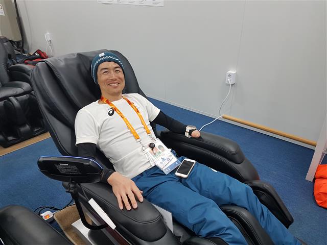 일본의 크로스컨트리 스키 대표 사토 게이치(38)가 8일 강원 평창선수촌 레크리에이션센터 안마 의자에 앉아 망중한을 즐기고 있다.