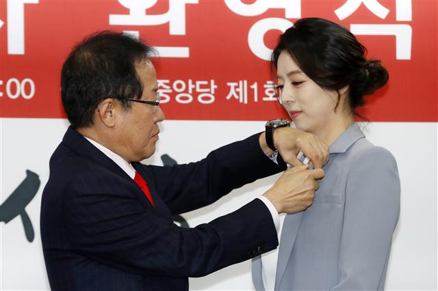 태극기 뱃지 다는 배현진 전 아나운서