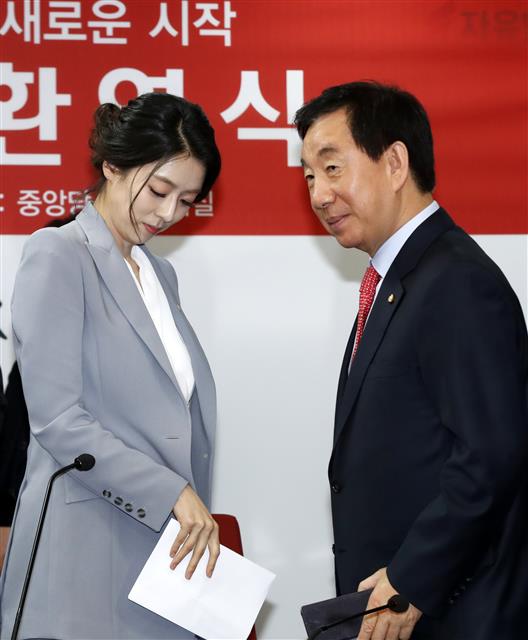 MBC 기자 질문에 퇴장하는 배현진 전 아나운서