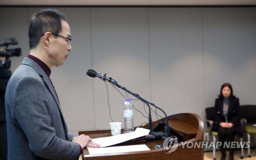 더불어민주당 당원 오영환(왼쪽)씨가 9일 충남도청 브리핑룸에서 6·13 지방선거 충남지사 선거에 출마한 박수현 전 청와대 대변인의 불륜 의혹을 제기하는 가운데 박 전 대변인의 전 부인이 오씨의 발언을 듣고 있다. 연합뉴스