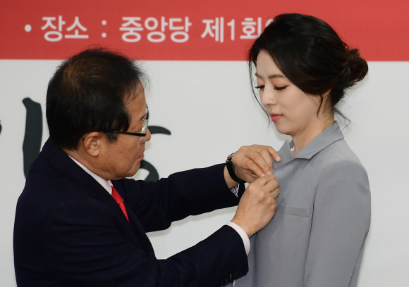 9일 홍준표 자유한국당 대표가 여의도 당사에서 열린 영입인사 환영식에서 배현진 전 MBC 앵커에게 배지를 달아 주고 있다. 이종원 선임기자 jongwon@seoul.co.kr