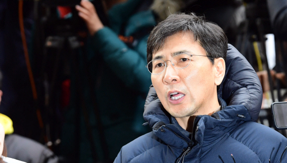 성추행 의혹을 받고 있는 안희정 전 충남지사가 9일 서울 서부지검으로 자진출두하고 있다. 2018. 3. 9 정연호 기자 tpgod@seoul.co.kr