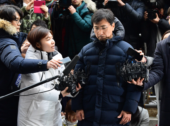 성추행 의혹을 받고 있는 안희정 전 충남지사가 9일 서울 서부지검으로 자진출두하고 있다. 2018. 3. 9 정연호 기자 tpgod@seoul.co.kr