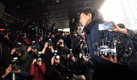 성추행 의혹을 받고 있는 안희정 전 충남지사가 9일 서울 서부지검으로 자진출두하고 있다. 2018. 3. 9 정연호 기자 tpgod@seoul.co.kr