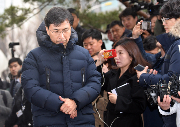 9일 서울 서부지검으로 안희정 전 지사가 출석하고 있다. 2018.3.9 박지환기자 popocar@seoul.co.kr