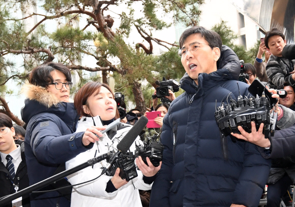 9일 서울 서부지검으로 안희정 전 지사가 출석하고 있다. 2018.3.9 박지환기자 popocar@seoul.co.kr