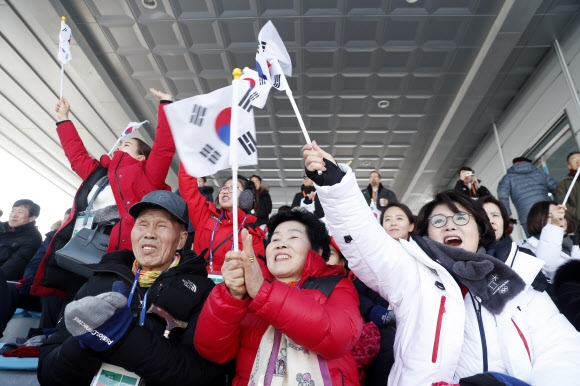 패럴림픽 참가 선수 가족과 응원하는 김정숙 여사