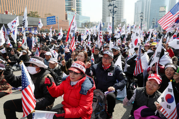 박근혜 전 대통령 탄핵 1년인 10일 오후 서울역광장에서 대한애국당 주최로 열린 태극기집회에서 참가자들이 박 전 대통령의 석방을 촉구하며 태극기를 흔들고 있다. 2018.3.10  연합뉴스