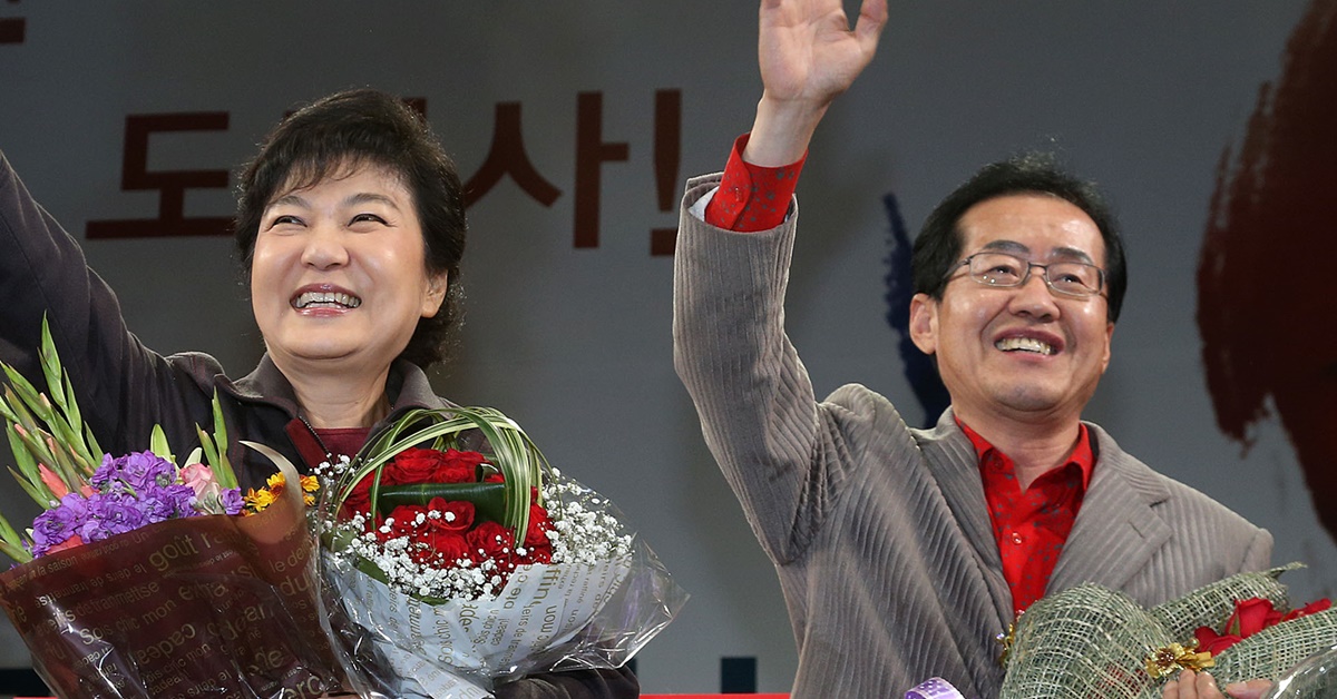 탄핵된 박근혜 전 대통령과 홍준표 자유한국당 대표. 연합뉴스