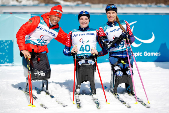 왼쪽부터 평창동계패럴림픽 크로스컨트리 스키 여자 12km 좌식 은메달 안드레아 에스카우, 금메달 켄달 그레취, 동메달 옥사나 매스터스. 평창 로이터 연합뉴스