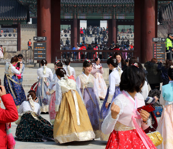 봄을 알리는 한복의 화사함