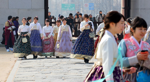 한복입은 관광객들이 알리는 봄