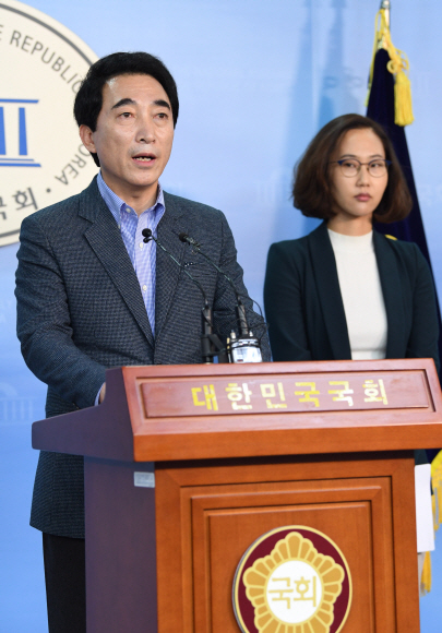 더불어민주당 충남지사 예비후보인 박수현 청와대 전 대변인이 11일 국회 정론관에서 기자회견을 하고 있다.  이호정 전문기자 hojeong@seoul.co.kr