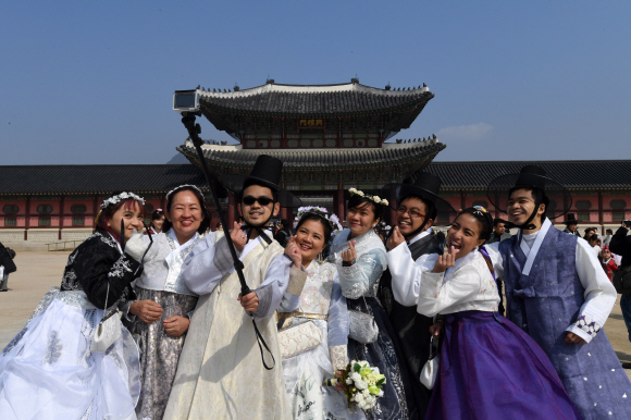 봄기운이 만연한 11일 오전 서울 경복궁을 찾은 관광객들이 즐거운 시간을 보내고 있다.  도준석 기자 pado@seoul.co.kr