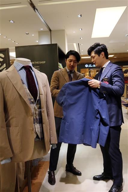 신세계백화점의 남성 의류·잡화 편집매장 분더샵에서 한 남성 고객이 옷을 보고 있다. 신세계백화점 제공