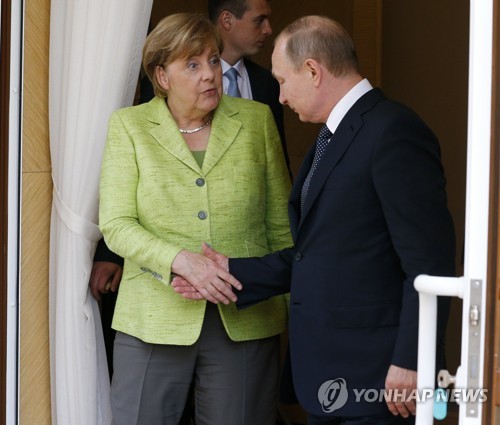 앙겔라 메르켈(왼쪽) 독일 총리·블라디미르 푸틴 러시아 대통령 EPA=연합뉴스 자료사진