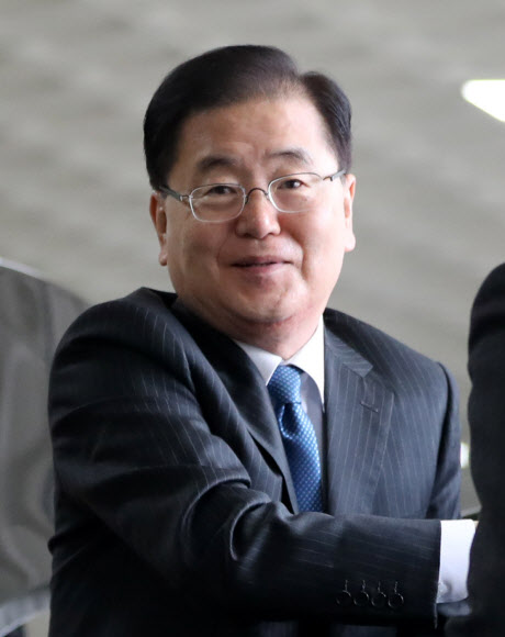 정의용 청와대 국가안보실장이 방북?방미 결과를 설명하기 위해 12일 오전 김포공항을 통해 중국으로 출국하기 전 차에서 내려 이동하고 있다.  연합뉴스