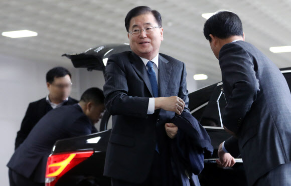 정의용 청와대 국가안보실장이 방북?방미 결과를 설명하기 위해 12일 오전 김포공항을 통해 중국으로 출국하기 전 차에서 내리고 있다.  연합뉴스