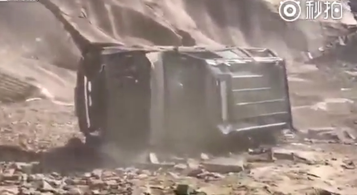 바위 언덕을 후진으로 올라가려다 전복된 차량 모습(유튜브 영상 캡처)