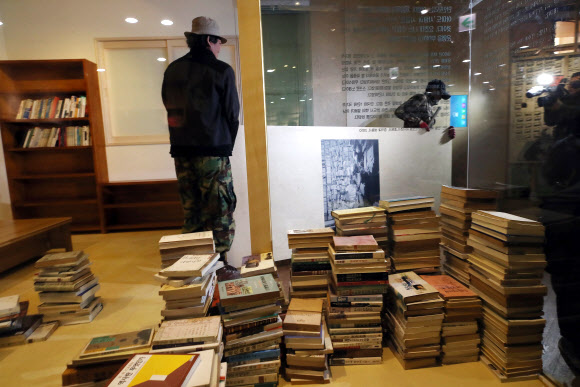 12일 오전 서울도서관에서 관계자들이 성추행 논란에 휩싸인 시인 고은이 기증한 책들을 정리하고 있다.  연합뉴스