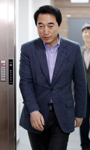 박수현 더불어민주당 충남지사 예비후보가 12일 오전 공직선거후보자검증위원회가 끝난 후 서울 여의도 더불어민주당사를 나서고 있다.  연합뉴스