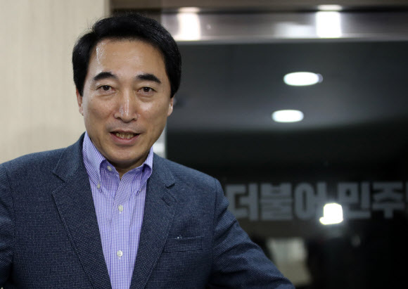 박수현 더불어민주당 충남지사 예비후보가 12일 오전 공직선거후보자검증위원회가 끝난 후 서울 여의도 더불어민주당사를 나서고 있다.  연합뉴스