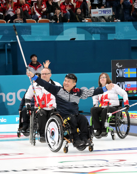12일 오전 강릉컬링센터에서 열린 2018 평창패럴림픽 휠체어컬링 한국과 캐나다전에서 4연승을 이룬 한국대표팀 정승원이 환호하고 있다.  연합뉴스