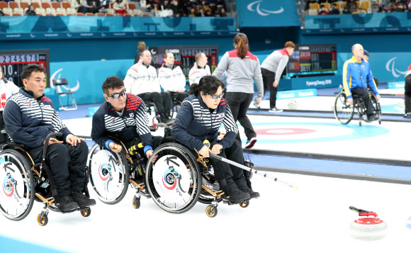 12일 오전 강릉컬링센터에서 열린 2018 평창패럴림픽 휠체어컬링 한국과 캐나다전에서 한국대표팀 방민자가 투구 하고 있다.  연합뉴스