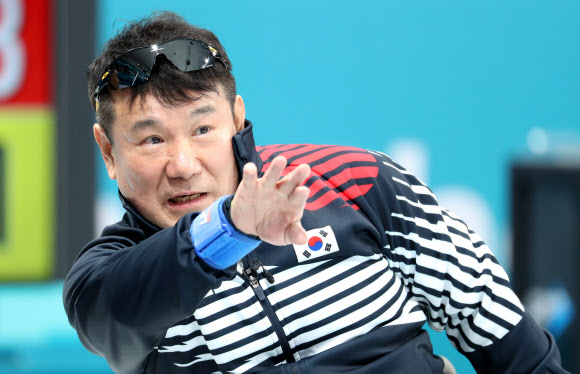 12일 오전 강릉컬링센터에서 열린 2018 평창패럴림픽 휠체어컬링 한국과 캐나다전에서 한국대표팀 정승원이 투구 방향을 살피고 있다.  연합뉴스