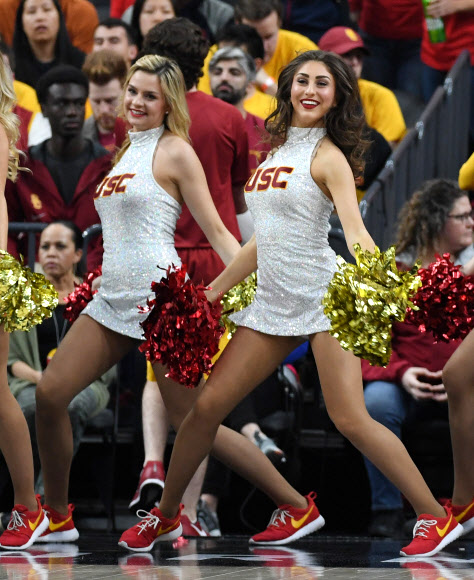 10일(현지시간) 미국 네바다주 라스베이거스의 T-모바일 아레나에서 열린 Pac-12 대학농구 토너먼트 USC 트로이전스와 애리조나 와일드캣츠의 경기중 USC 트로이전스의 치어리더들이 멋진 응원전을 펼치고 있다. AFP 연합뉴스