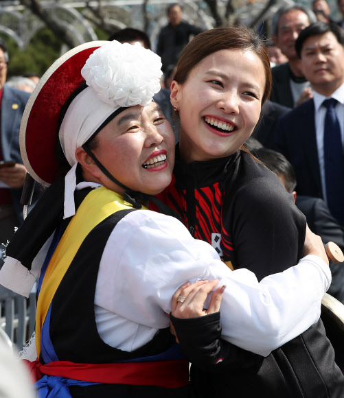 여자 컬링 대표팀 김은정 선수가 12일 오전 경북 의성군청에서 열린 컬링 선수단 환영식에 참석해 친분이 있는 한 주민과 포옹하고 있다.  연합뉴스