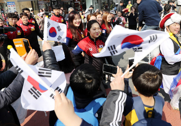 2018 평창동계올림픽 컬링 대표 선수들이 12일 오전 경북 의성군청에서 열린 선수단 환영식에 참석하기 전 의성군민들에게 인사하는 거리행진을 하고 있다.  연합뉴스