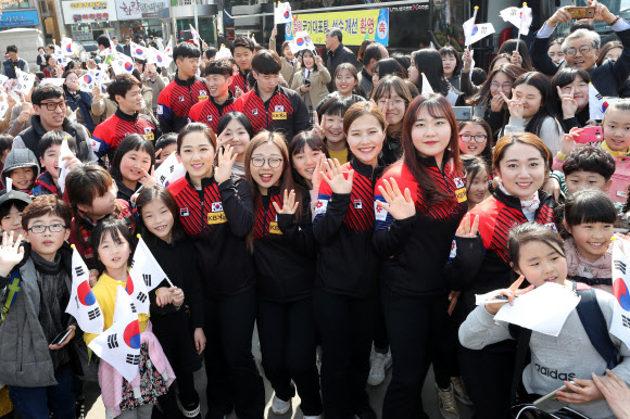 2018 평창동계올림픽 컬링 대표 선수들이 12일 오전 경북 의성군청에서 열린 선수단 환영식에 참석하기 전 의성군민들과 기념사진을 찍고 있다. 연합뉴스