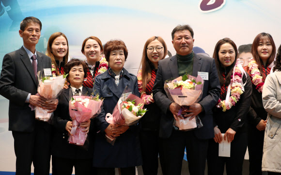 12일 오전 경상북도청에서 열린 평창 동계올림픽 컬링 선수단 환영식에서 여자 대표팀 선수들이 가족들과 기념사진을 찍고 있다. 왼쪽부터 김은정 선수 아버지, 김은정 선수, 김영미 선수 어머니, 김영미 선수, 김선영 선수 어머니, 김선영 선수, 김선영 선수 아버지, 김경애 선수, 김초희 선수.  연합뉴스