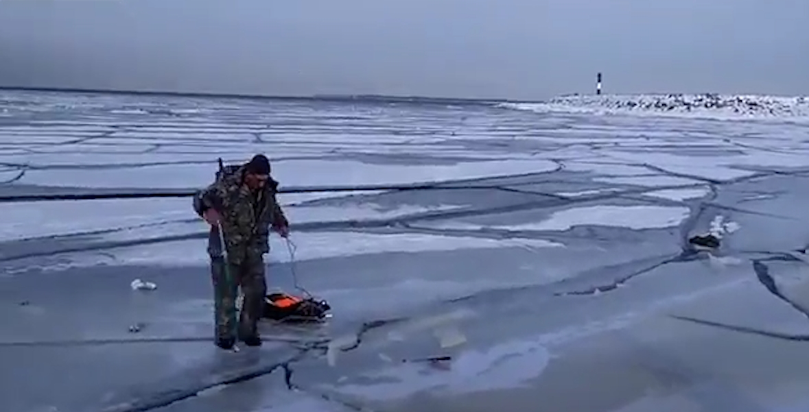 호수 얼음판이 깨지려는 순간 간신히 탈출하는 얼음낚시꾼들 모습(유튜브 영상 캡처)
