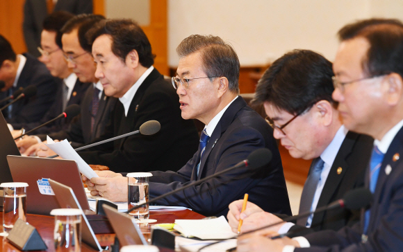 문재인 대통령이 13일 오전 청와대에서 열린 국무회의를 주재하고 있다. 안주영 기자 jya@seoul.co.kr