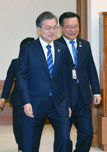 문재인 대통령이 13일 오전 청와대에서 열린 국무회의에 참석하기 위해 입장 하고  있다. 안주영 기자 jya@seoul.co.kr