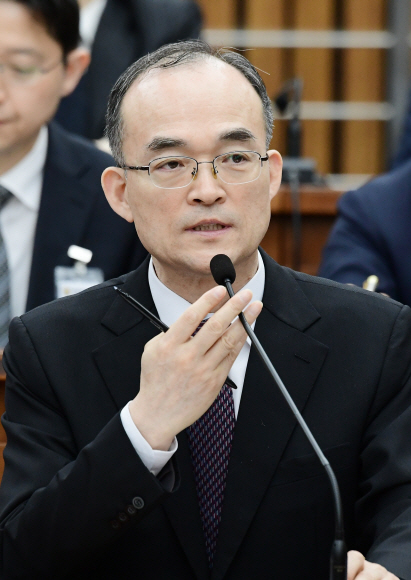 문무일 검찰총장이 13일 국회에서 열린 사법개혁특별위원회 전체회의에서 의원들의 질의에 답변을 하고 있다.  이종원 선임기자 jongwon@seoul.co.kr