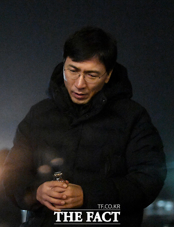 서울서부지검에서 성폭행 관련 내용을 조사받은 안희정 전 충남지사가 10일 오전 마장휴게소(하행선)에서 취재진과 이야기를 나누고 있다. 더팩트 제공