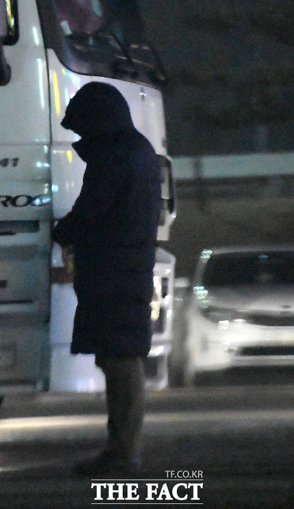 서울서부지검에서 성폭행 관련 내용을 조사받은 안희정 전 충남지사가 10일 오전 마장휴게소(하행선)에서 취재진과 만났다.더팩트 제공